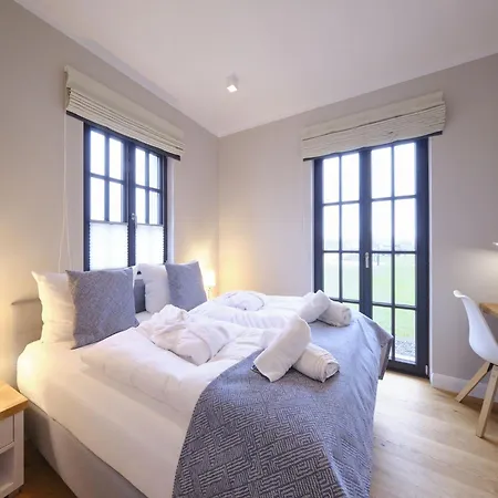 Ferienhaus Reetland Am - Luxusplus Reetdachvilla Mit 4 Schlafzimmern, Sauna Und Kamin G15 Dranske