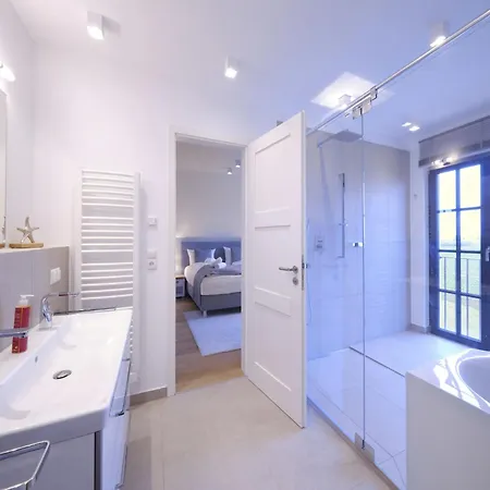 Ferienhaus Reetland Am - Luxusplus Reetdachvilla Mit 4 Schlafzimmern, Sauna Und Kamin G15 Dranske